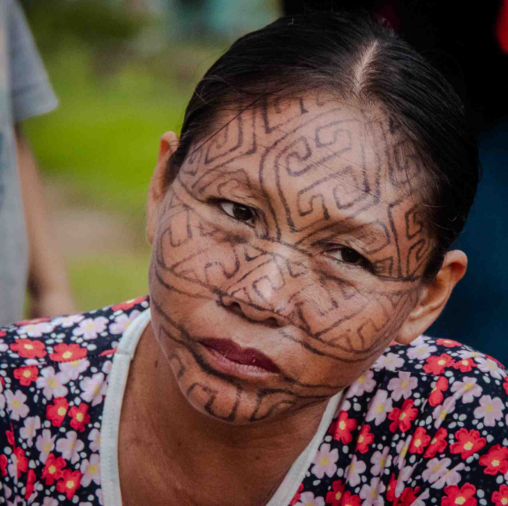 Hermana indígena con el rostro pintado con huito