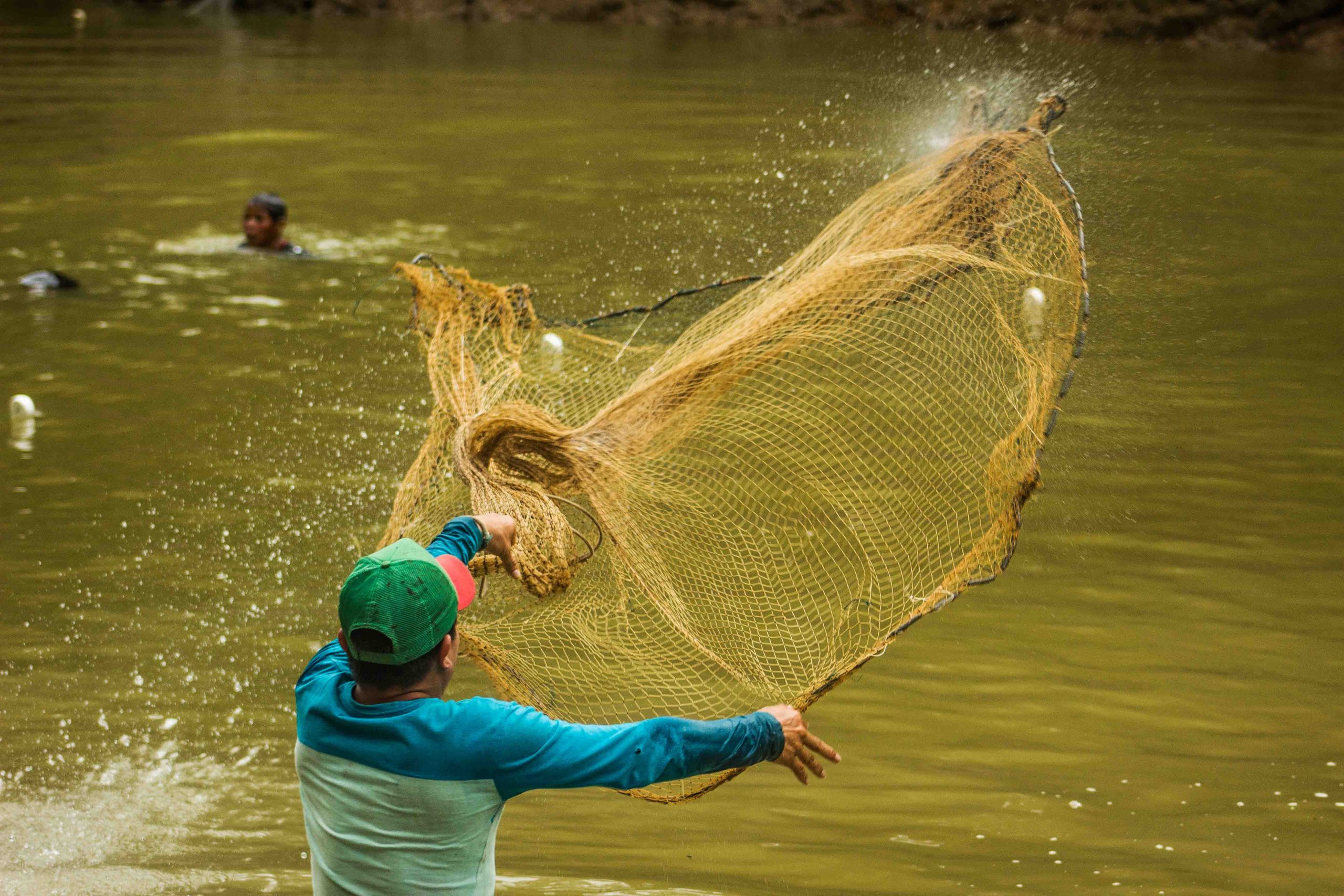 Pescador tirando la red para pescar